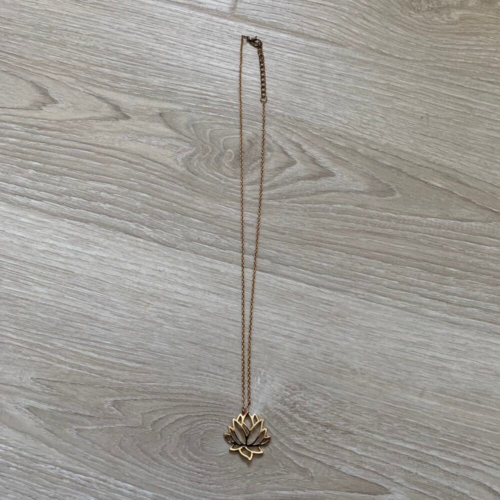 Forever21 lotus flower gold pendant Necklace